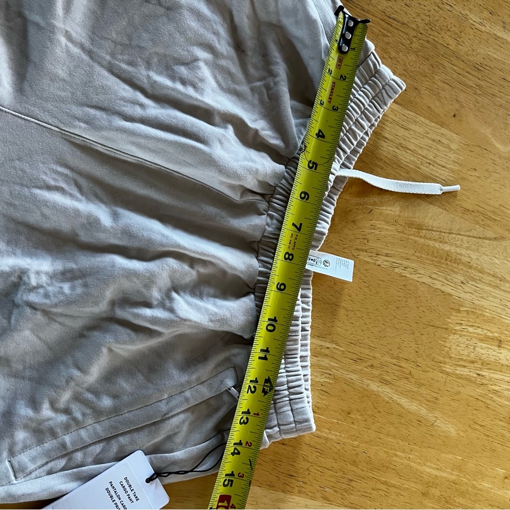 ALO Yoga Men's Double take Cargo Pants in bone - Picture 9 of 13